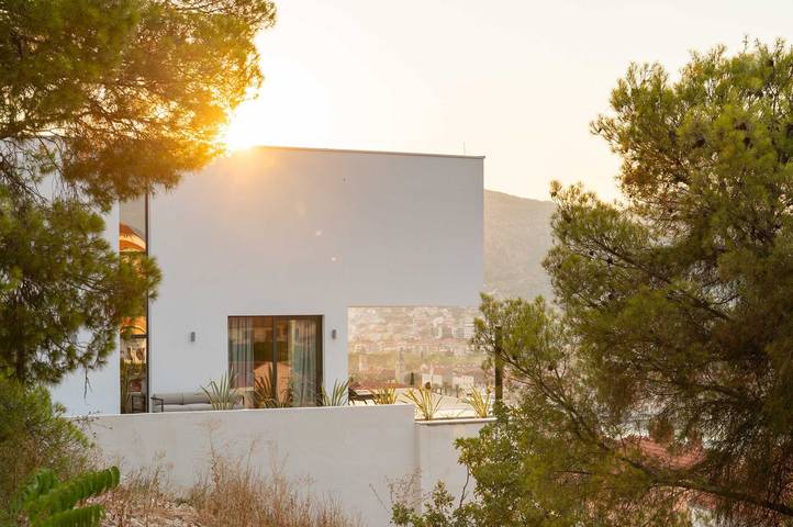 Villa für 8 Personen, mit Balkon/Terrasse und Balkon sowie Terrasse und Garten in Trogir