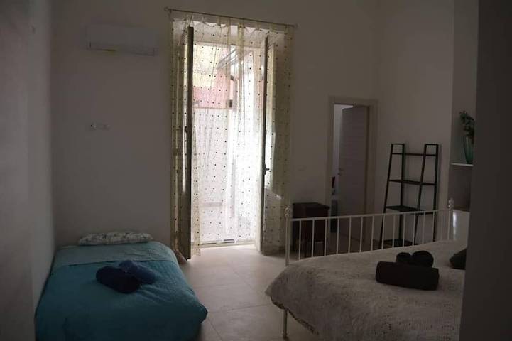Appartamento intero, Casa Ortensia, accogliente appartamento a piano terra a 2 minuti dalla spiaggia. in Santa Teresa di Riva, Provincia di Messina