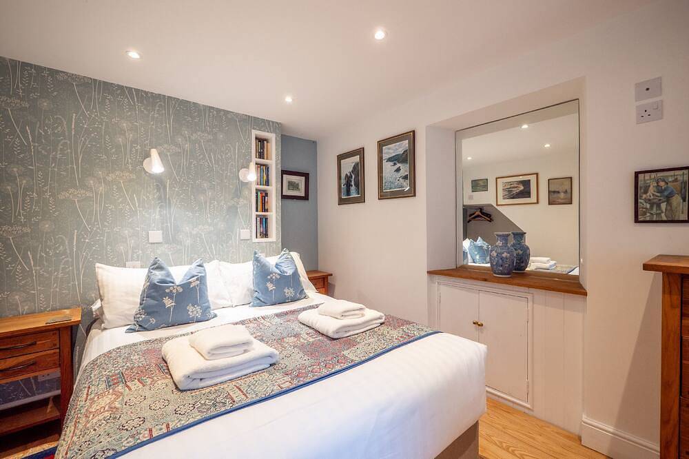 Stylish Reverse-Level Retreat for couples in Totnes, Devon