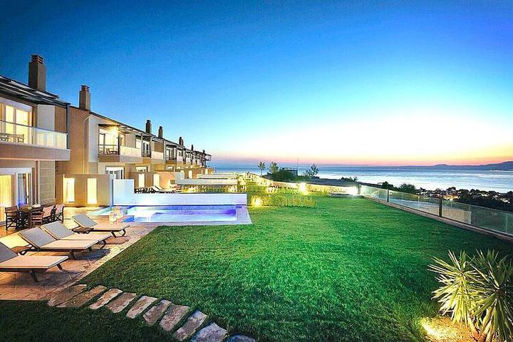 Vacation rental for 6 people, with terrace and pool as well as sauna and yard, with pets in Halkidiki