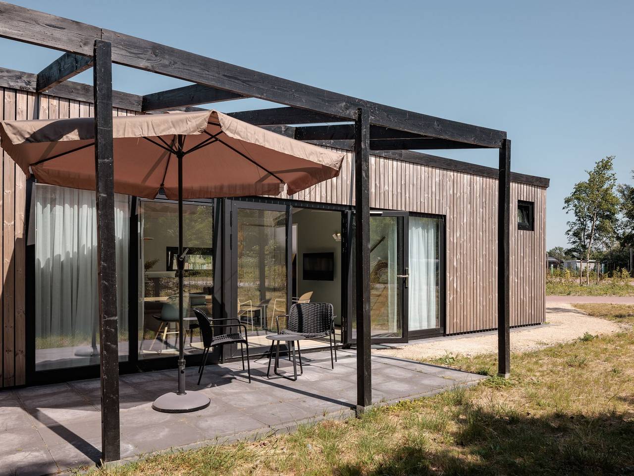 Comfortabele lodge met twee badkamers, op een vakantiepark aan het Brielse Meer in Nederlandse Noordzeekust