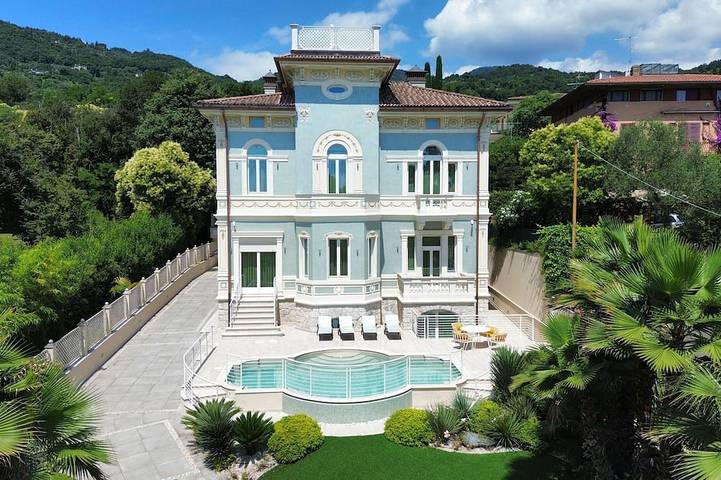 Villa für 10 Personen, mit Balkon und Whirlpool sowie Garten in Salò