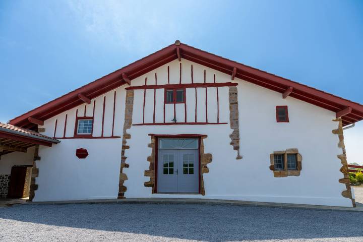 Gîte pour 15 personnes, avec terrasse et piscine à Masparraute