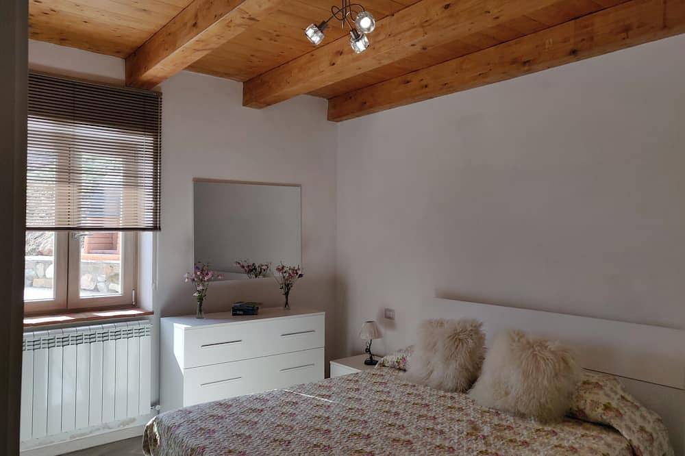 3 Bedroom Village House with Private Pool in Garfagnana - restaurant nearby in Villa Collemandina, Garfagnana