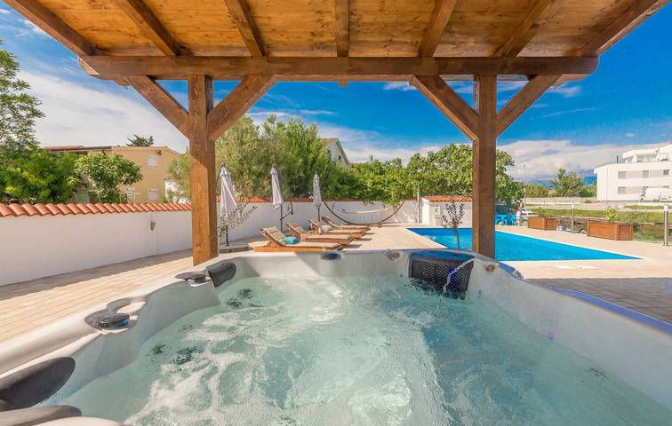 Villa pour 8 personnes, avec jardin et terrasse ainsi que jacuzzi et piscine à Nin - 4