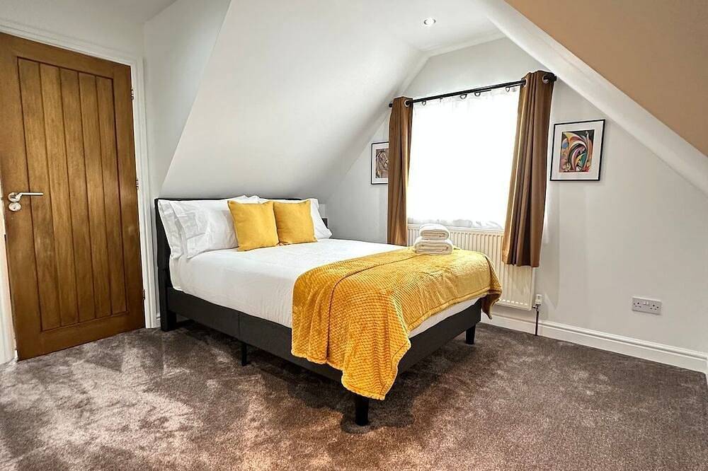 Modern 7 Bedroom 7 Bed Home in Woking, Surrey