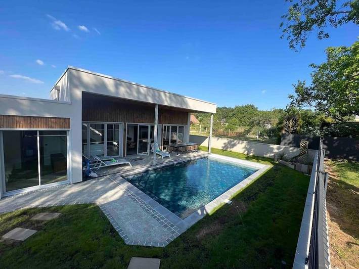 Location de vacances pour 12 personnes, avec jacuzzi ainsi que jardin et piscine à Brette-les-Pins - 4