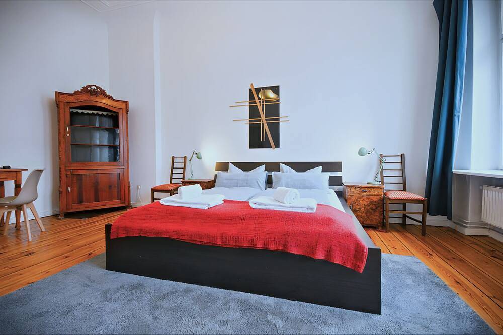 Ganze Wohnung, Großzügige, luxuriös ausgestattete Altbauwohnung mit 3 Zimmern + kleinem Balkon in Charlottenburg Berlin, Berlin