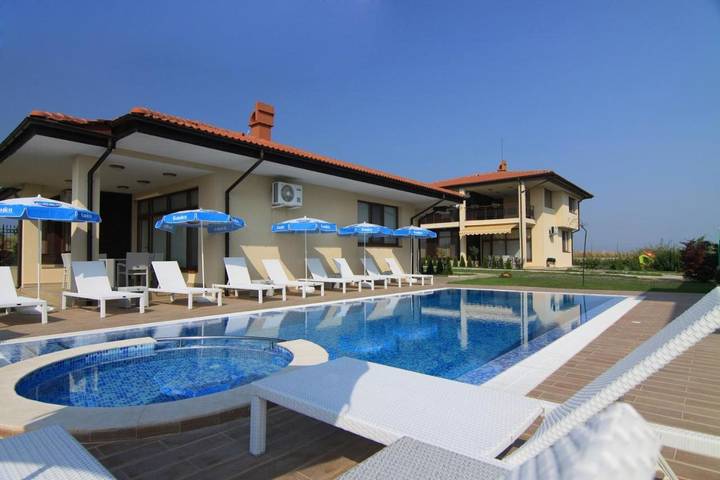 Bungalow für 4 Personen, mit Garten und Pool in Bulgarien