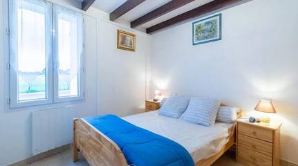 Gîte pour 6 personnes, avec terrasse et jardin à Arces