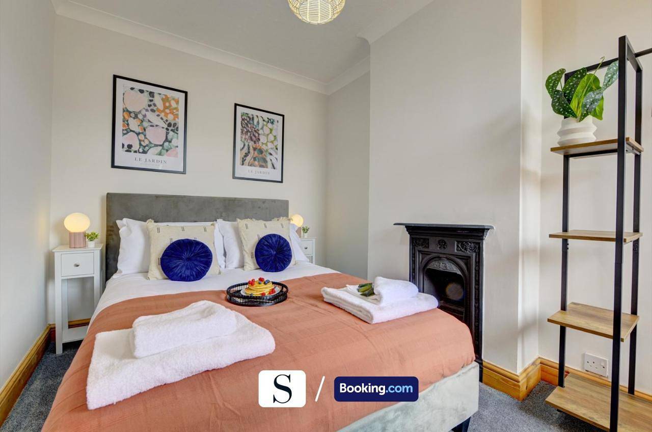 The Dudley Villa an executive calm House By Silva Short Lets & Serviced Accommodation Dudley With Free Parking & Parking in Bedford
