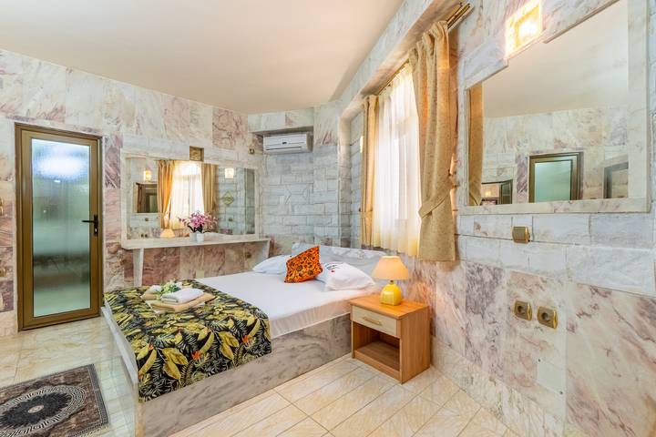 Holiday rental for 8 people, with balcony and garden in Paxos