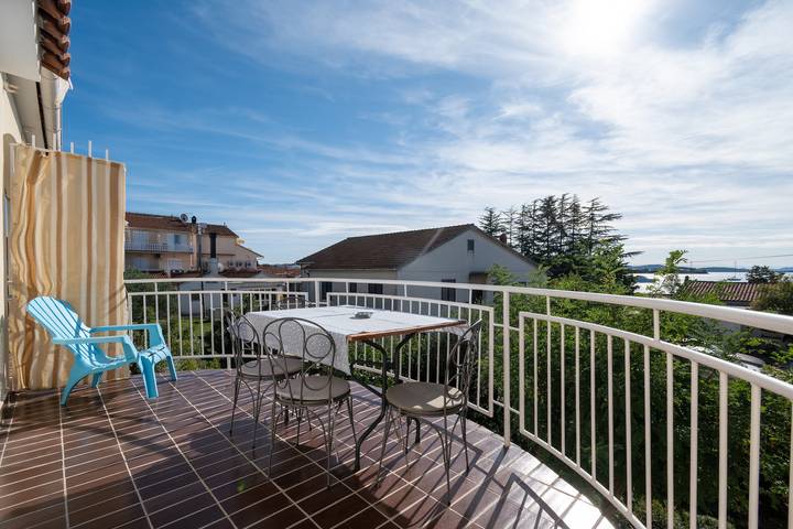 Ferienwohnung für 6 Personen, mit Balkon/Terrasse in Sukosan