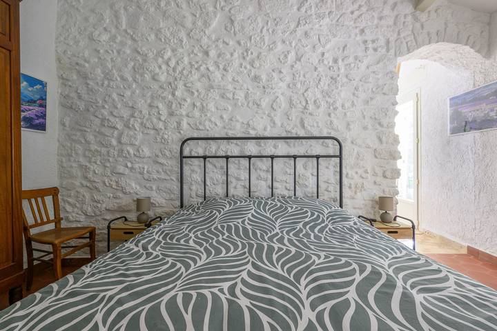 Guesthouse 'Ancienne Bergerie Rénovée Piscine' with Shared Pool, Wi-Fi and Air Conditioning in Cheval-Blanc, Parc naturel régional du Luberon