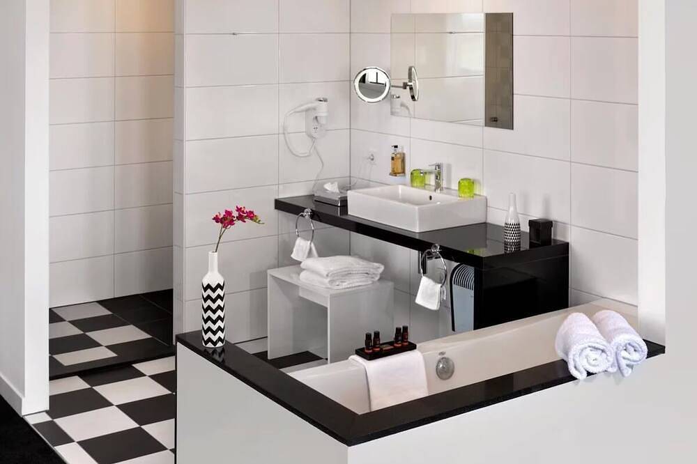 Clean, Modern Rooms with Easy City & Airport Connections! Onsite Dining in Rotterdam, Zuid-Holland