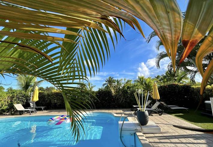 Gîte pour 5 personnes, avec jacuzzi et terrasse ainsi que jardin et piscine en Guadeloupe