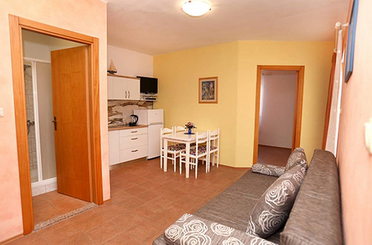 Ganze Wohnung, 1-Zimmer-Ferienwohnung mit Balkon Okrug Gornji, Ciovo A-22139-b in Okrug Gornji, Ciovo