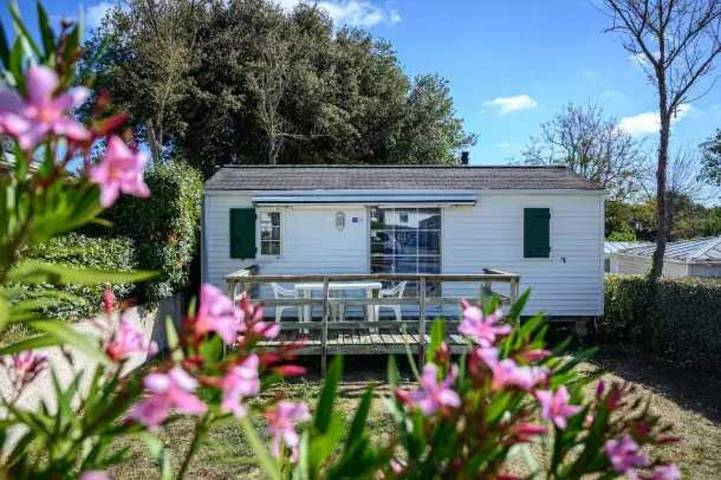 Camping pour 4 personnes, avec piscine ainsi que terrasse et sauna, animaux acceptés