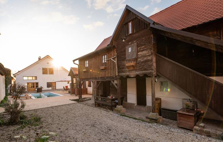 Ferienhaus für 8 Personen, mit Ausblick und Terrasse sowie Pool und Garten - 1