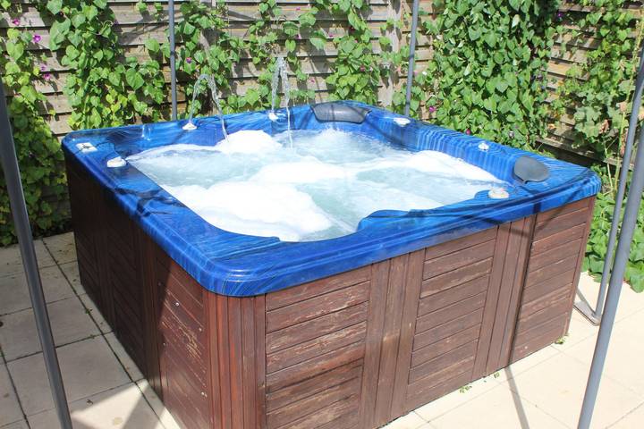 Holiday Home 'La Chouette' with Shared Pool, Shared Garden and Wi-Fi in Puyravault (Vendée), Fontenay-le-Comte