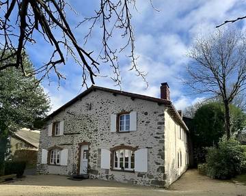 Gîte pour 15 personnes, avec jardin et terrasse dans Combrand