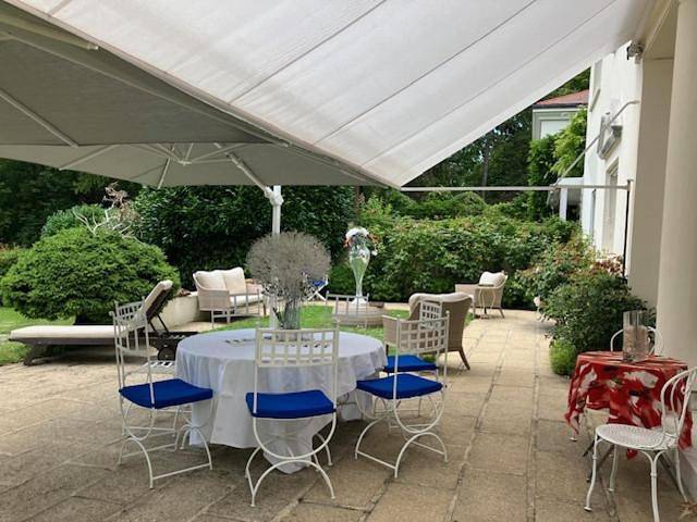 Gîte pour 2 personnes, avec piscine et jardin ainsi que vue et terrasse à Garches - 4