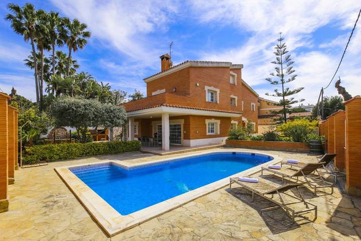 Villa voor 18 personen, with tuin and terras as well as zwembad in Salou