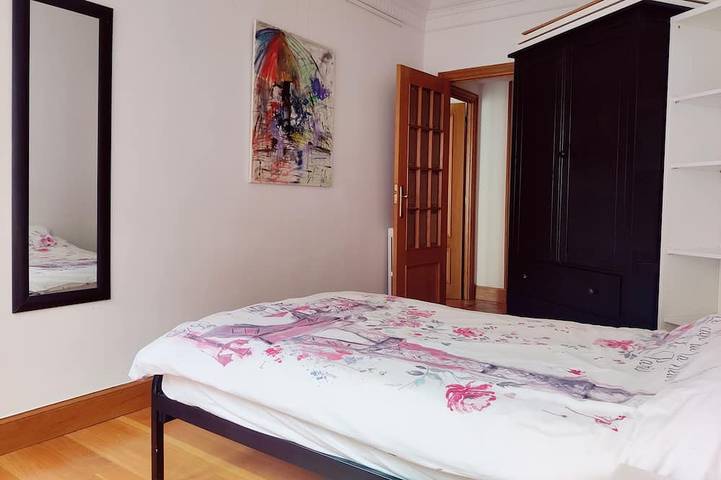 Entire apartment, San Sebastian next to the Beach, Very Spacious Flat. Optional parking Ess00505 in Zurriola (San Sebastian), San Sebastian