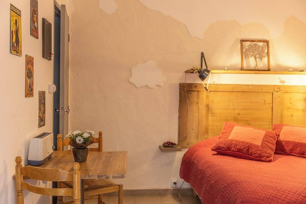 Appartement entier, Studio provençal rénové, au cœur du village d'Eyragues, belle cour fleurie in Eyragues, Région d'Arles