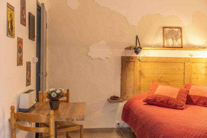 Ganze Wohnung, Renovated Provencal studio, in the heart of the village of Eyragues, beautiful flower-filled courtyard in Eyragues, Arles und Umgebung
