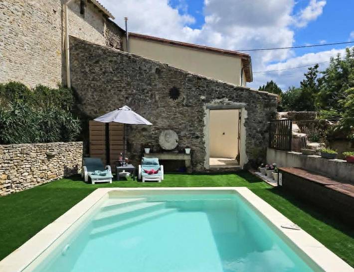 Location de vacances pour 2 personnes, avec Jacuzzi et Terrasse ainsi que Jardin et Piscine à Auge