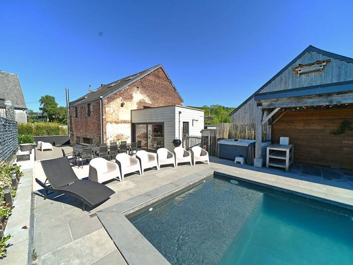 Vakantiehuis voor 12 personen, with Terras and Tuin as well as Zwembad in Nassogne