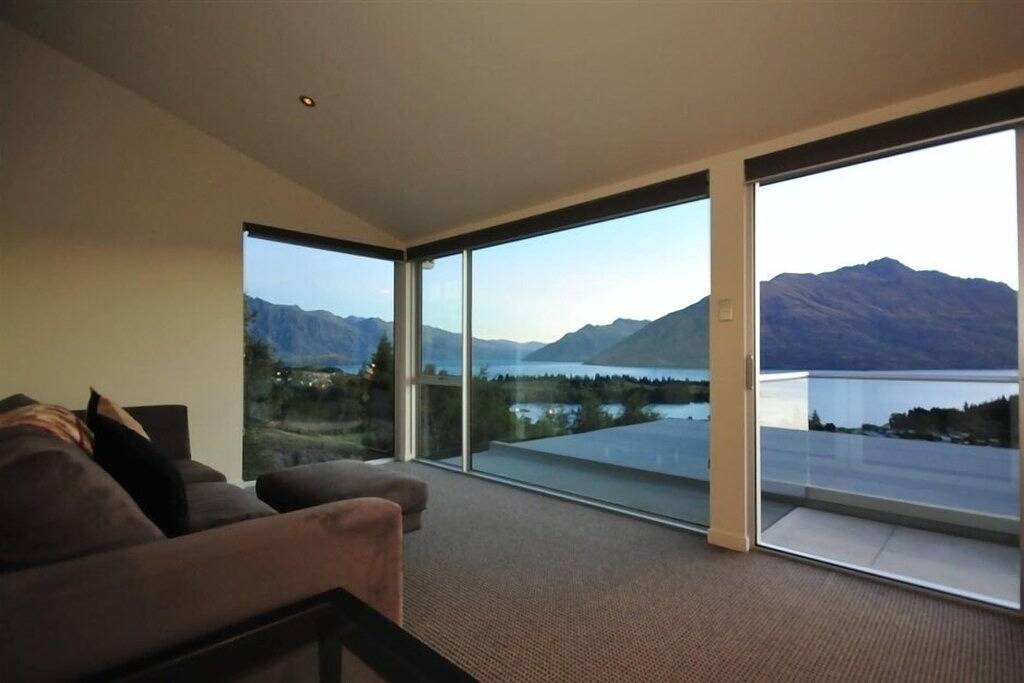 Queenscliff - großes Ferienhaus mit 4 Schlafzimmern, Whirlpool und hervorragender Aussicht in Queenstown, Otago