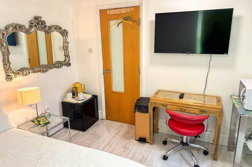 Entire apartment, Ensuite Flat in Solihull Town in Solihull, Birmingham Area