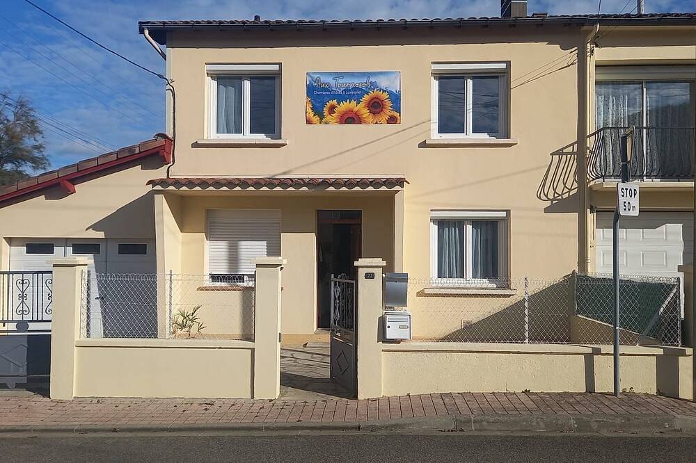 A pleasant room with shower room, 160cm bed and all comforts included. in Lavelanet, Ariège