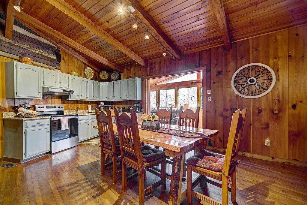 Cozy Log Cabin: 6 Mi to Great Smoky Mtns Np! in Blount County