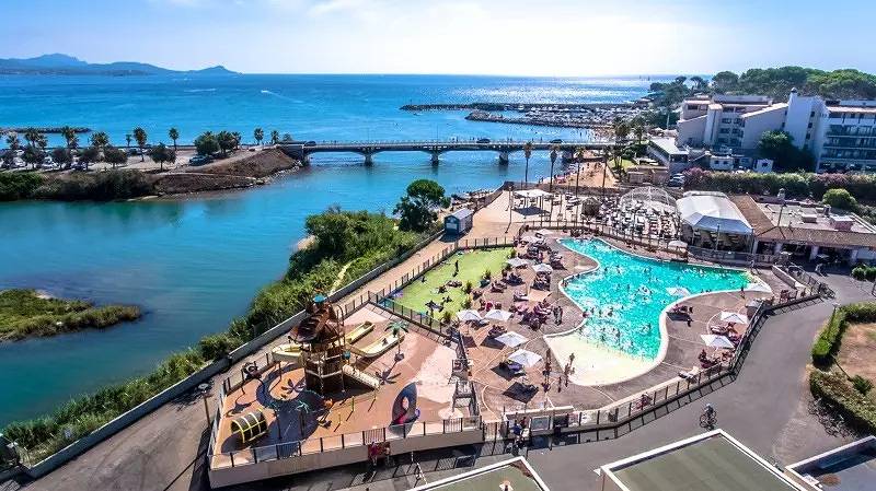 Camping für 5 Personen, mit Terrasse in Saint-Aygulf