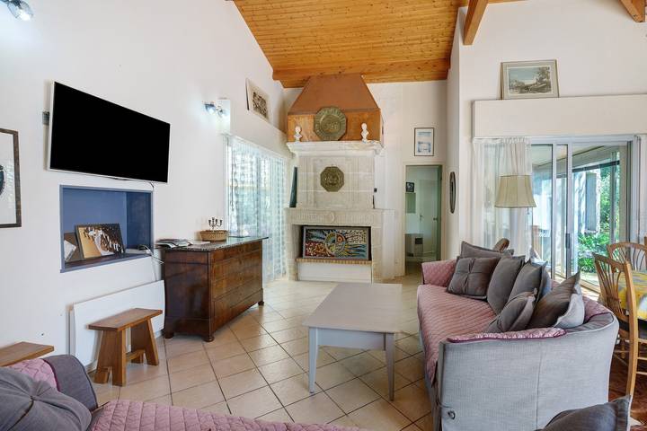 Maison Jasmin: casa vacacional con piscina privada, terrazas y Wi-Fi in Corme-Écluse, Saintes region