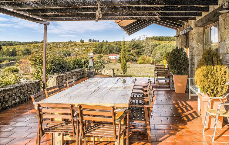 Acogedor refugio con piscina, chimenea y vistas panorámicas in Navarredonda de Gredos, Provincia de Ávila