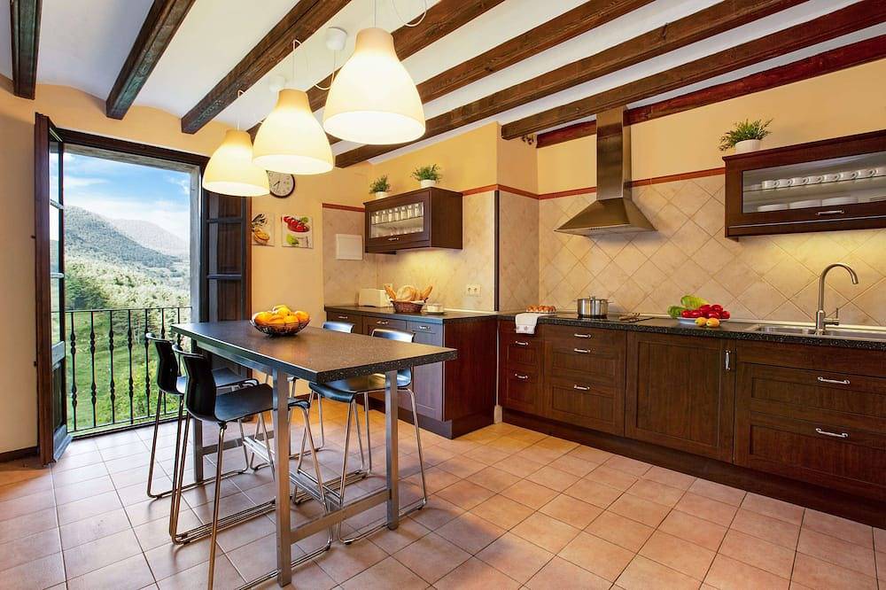 Casa rural de alquiler íntegro con piscina privada para 22 a 100km de Barcelona in Las Llosas, Pirineo Catalan