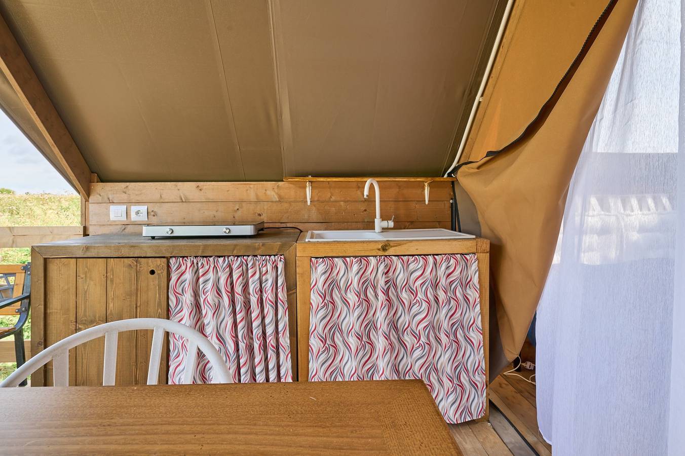 Glamping 'Tenda Safari Vicino Al Mare' met gedeelde tuin, Wifi en airconditioning, foto 14