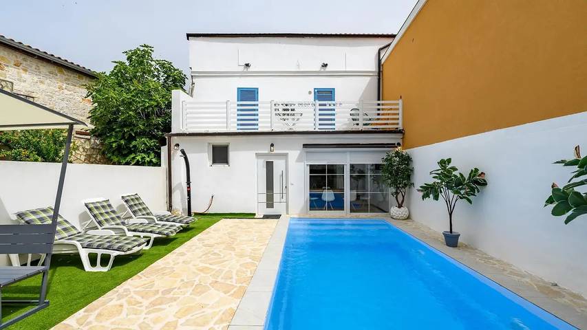 Ferienwohnung für 9 Personen, mit Pool und Garten, mit Haustier