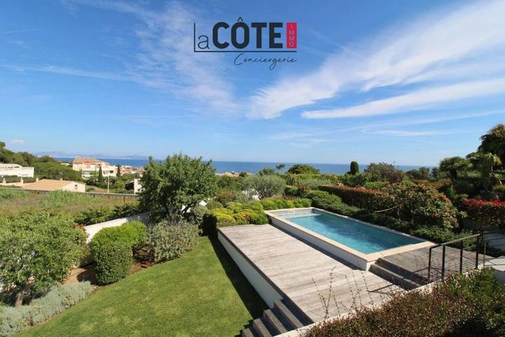 Location de vacances pour 8 personnes, avec terrasse et jardin dans Chateau Charles Roux Sausset Les Pins