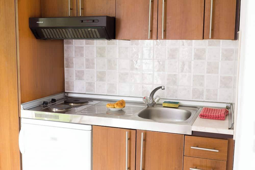 Ganze Wohnung, Single studio with Kitchen, 3 minutes (by foot) to the Beach & Hiking paths. in Karpathos
