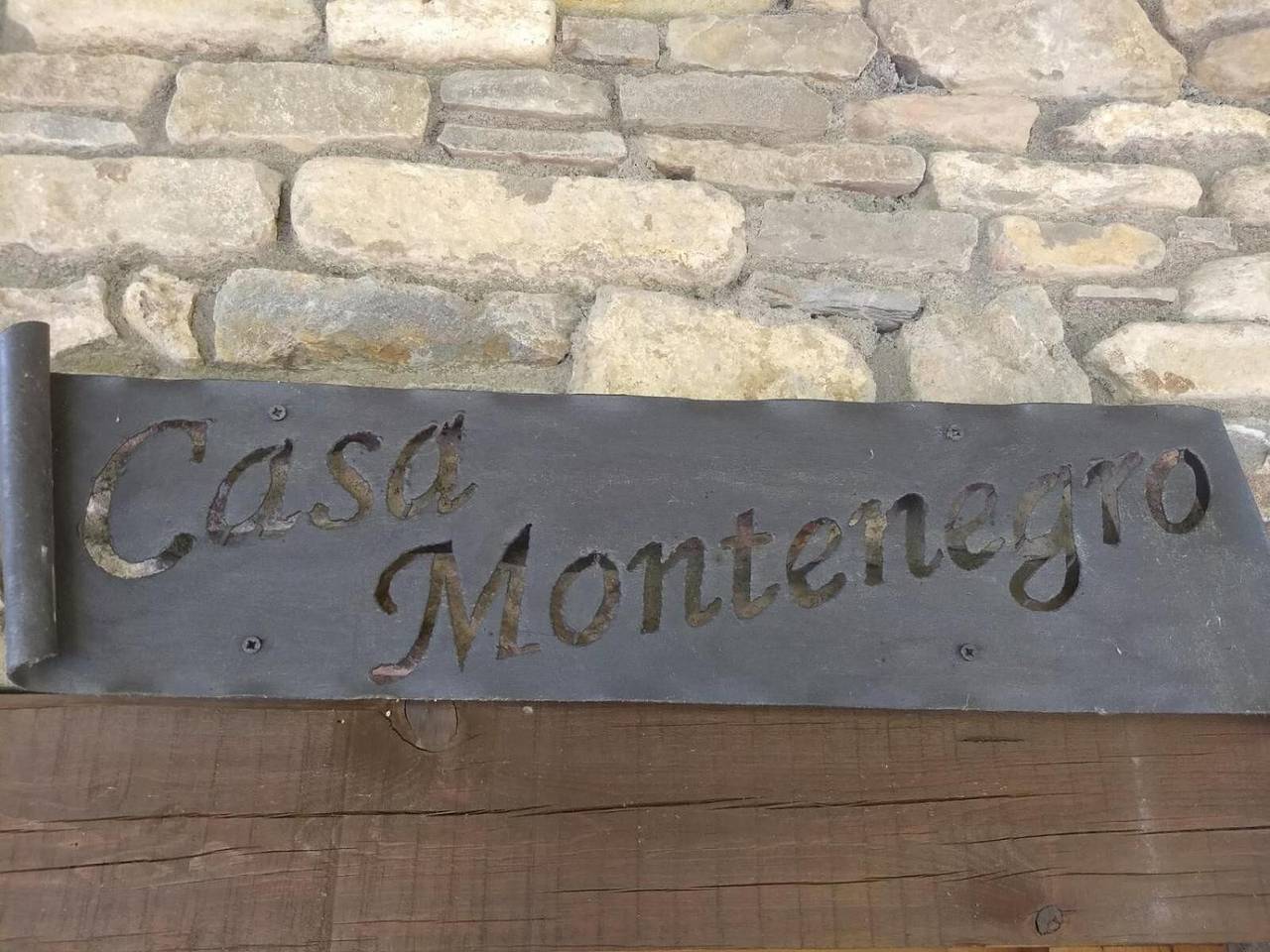 Casa Montenegro: Rural Retreat with Mountain Views, Garden, and Bbq in Navarri, Foradada del Toscar