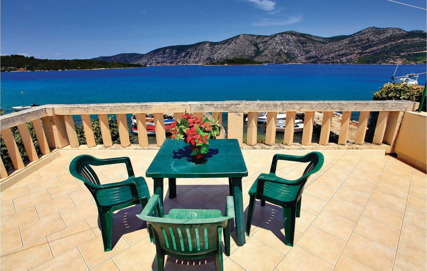 Charmant appartement met 2 slaapkamers en terras, vlak bij het strand en voorzieningen in Kneza, Korcula