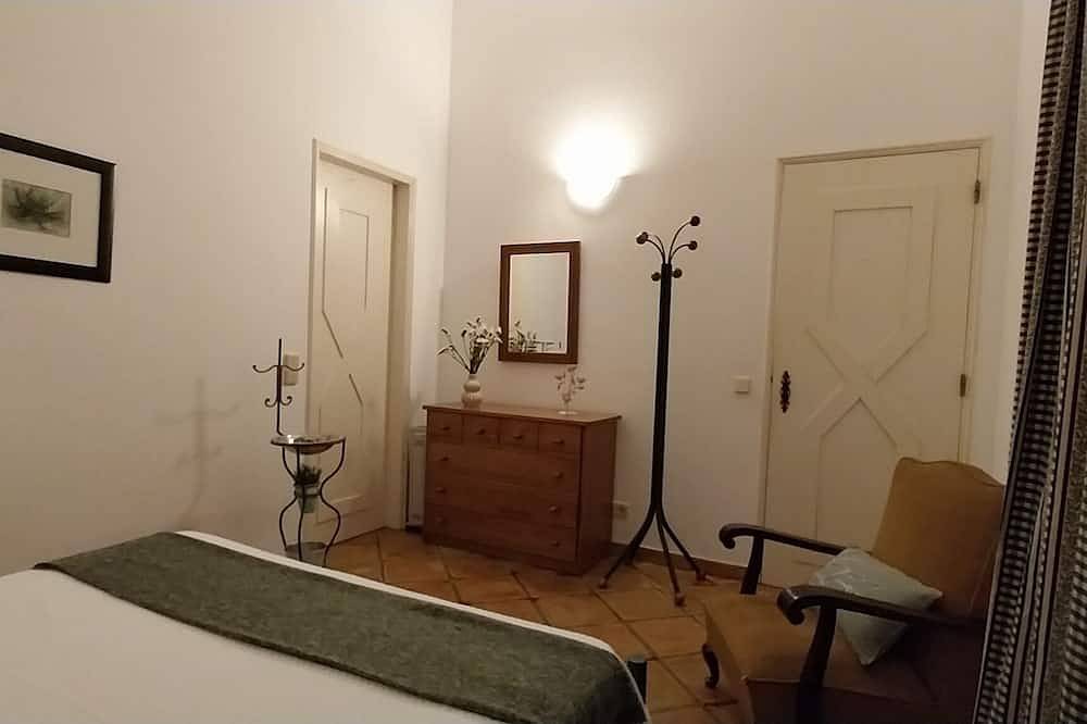 Wunderbares Haus, 6 Schlafzimmer, Garten,  Pool - Budens, 3km von Salema Strand in Budens, Faro Distrikt