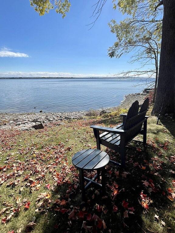 Charming cottage on Chaumont Bay, pet friendly, kayaks, dock, Ice Fishing in Jefferson County (NY)