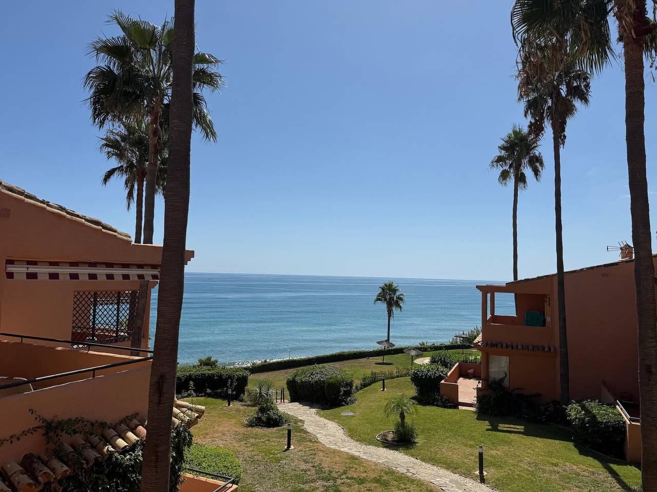 Beachfront Holiday Home with Wi-Fi and Air Conditioning in Buenas Noches, Estepona