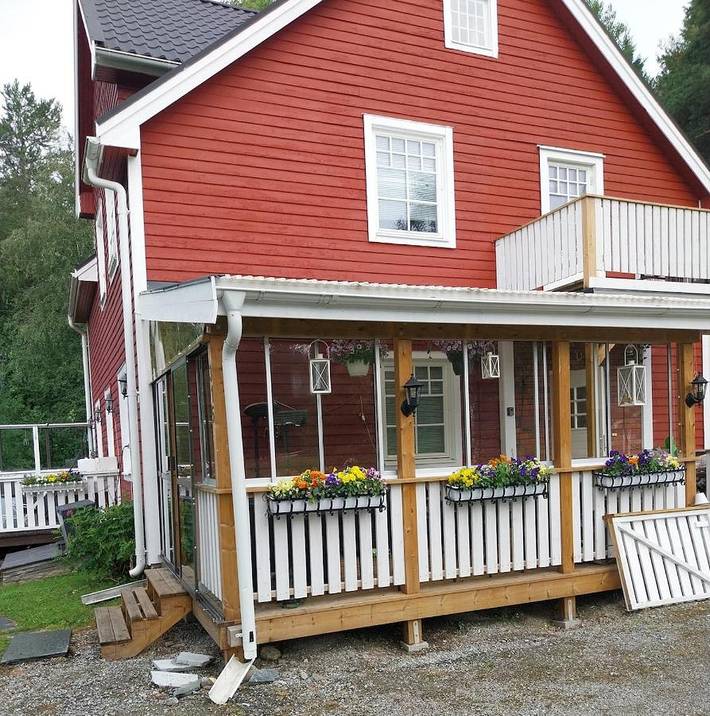Villa för 5 Personer, med Balkong samt Bubbelpool och Terass och Trädgård i Östersund